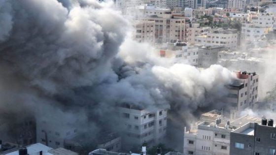 شهداء وجرحى في قصف إسرائيلي لمسجد وسط غزة