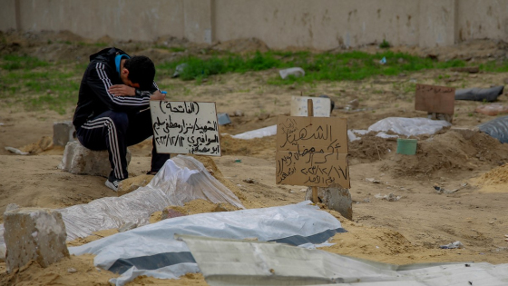 لا راحة للموتى في قطاع غزة.. الاحتلال يجرف المقابر وينبش قبور الشهداء