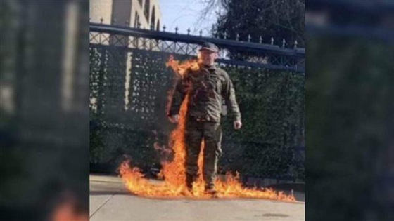 احتجاجا على إبادة غزة.. جندي أمريكي يشعل النار في نفسه أمام سفارة الاحتلال