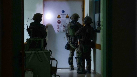 الهلال الأحمر الفلسطيني: قوات الاحتلال تأمر الموجودين في مستشفى الأمل بالخروج منه عراة