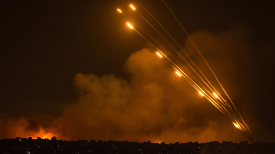 كتائب القسام تمطر قاعدة عسكرية للاحتلال في غلاف غزة بوابل من الصواريخ