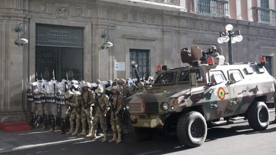 رئيس بوليفيا يستنكر "تحركات غير اعتيادية" للقوات المسلحة