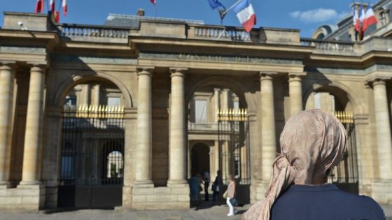 صحفية مغربية تطالب بإلغاء حظر الحجاب في بطاقة الصحافة الفرنسية