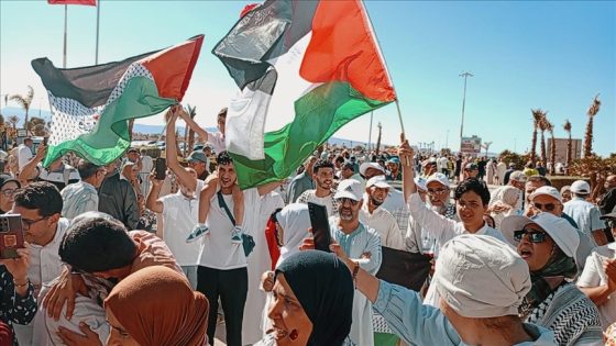 المغاربة يستقبلون الحجاج بالتمر والحليب وعلم فلسطين
