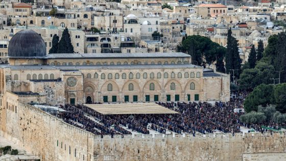 مئات المستوطنين يقتحمون منطقة حائط البراق غرب المسجد الأقصى