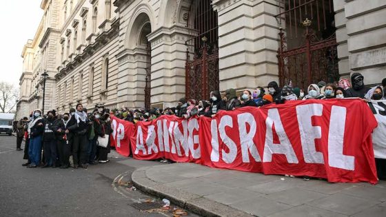 متظاهرون مؤيدون لفلسطين يغلقون مدخل وزارة الخارجية البريطانية