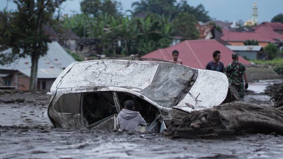 فيضانات وانهيارات أرضية في إندونيسيا تودي بحياة 16 شخصا