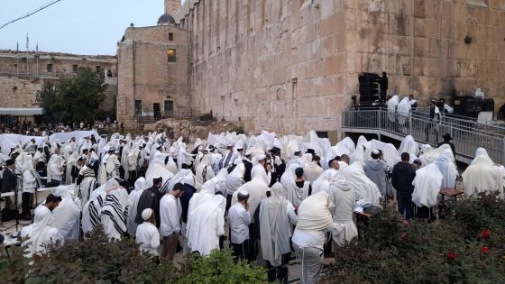 إعلام عبري: خطة استيطانية لتحويل المسجد الإبراهيمي إلى موقع تراث قومي يهودي