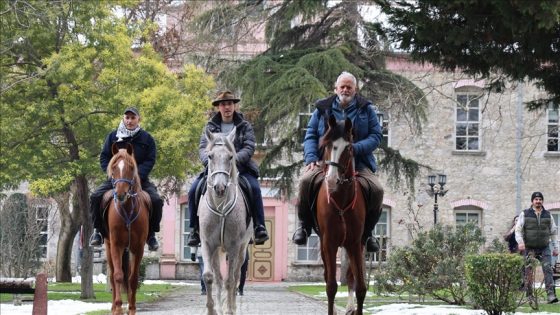 3 إسبان يصلون إسطنبول على ظهور الخيل في طريقهم إلى الحج