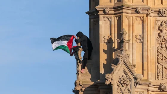 بريطانيا تحاكم ناشطا تسلق برج «بيغ بن» حاملا علم فلسطين