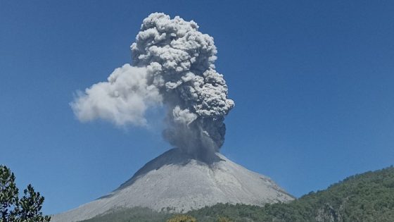 إندونيسيا.. بركان «ليوتوبي» ينفث الرماد لارتفاع 8 كلم