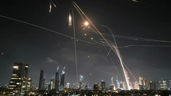 إيران ترد على الهجوم الإسرائيلي بمئات الصواريخ الباليستية